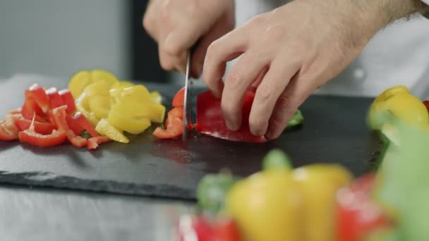 Chef cozinhar comida saudável no restaurante da cozinha. Mãos de close-up corte pimenta — Vídeo de Stock