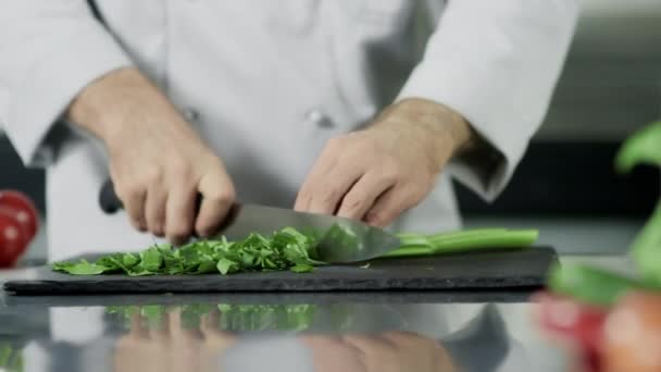 Chef kezek vágó lisztérzékenység a konyhában. Closeup Chef kezek főzés növényzet.