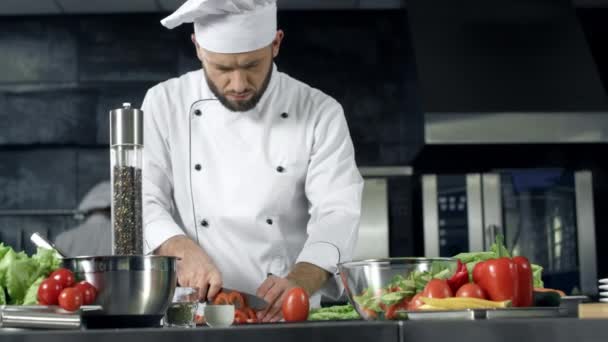 レストランのキッチンでシェフの料理。健康的な食べ物を準備するプロのシェフ — ストック動画