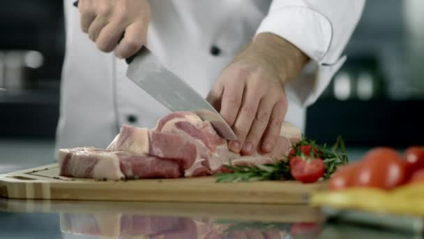 Chef mãos cortando filé de porco na cozinha. Chef mãos cortando carne fresca — Vídeo de Stock