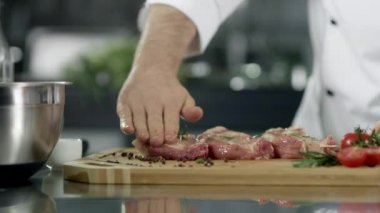 Şef erkek mutfakta et hazırlıyor. Closeup şef eller biftek hazırlanıyor.