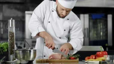 Erkek şef profesyonel mutfakta et dilimi kesiyor. Şef sığır eti hazırlıyor