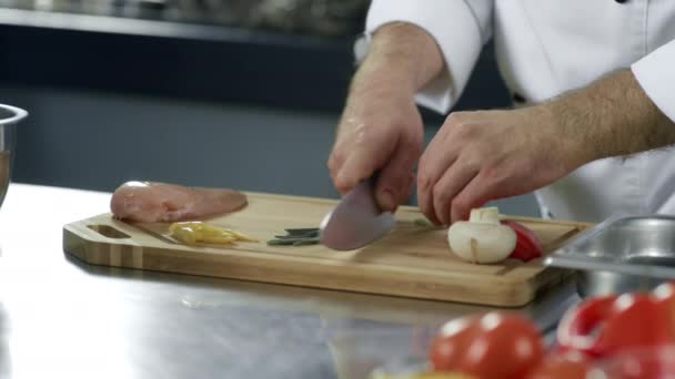 Chef coupe la verdure des mains à la cuisine. Gros plan de mains de chef coupant des légumes — Video