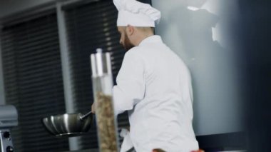 Man şef mutfakta wok yemek. Asya yemekleri hazırlayan odaklanmış şef