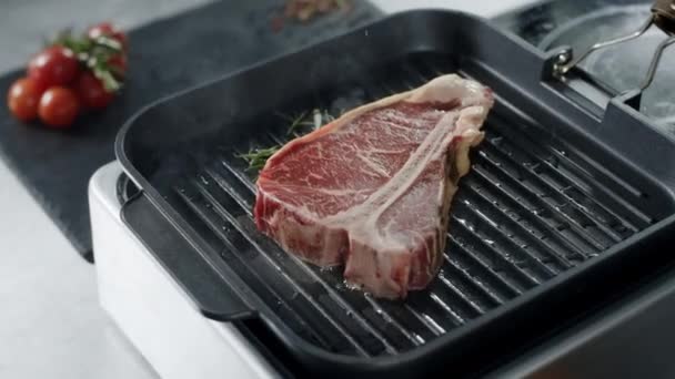 Bife fresco cozinhando na frigideira. Closeup carne crua grelhar na panela de ferro fundido — Vídeo de Stock
