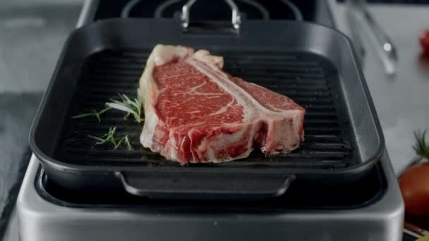 Färsk biff förbereder sig på PANNKAKSLAGG Pan. Närbild nötkött matlagning med rosmarin på Pan. — Stockvideo