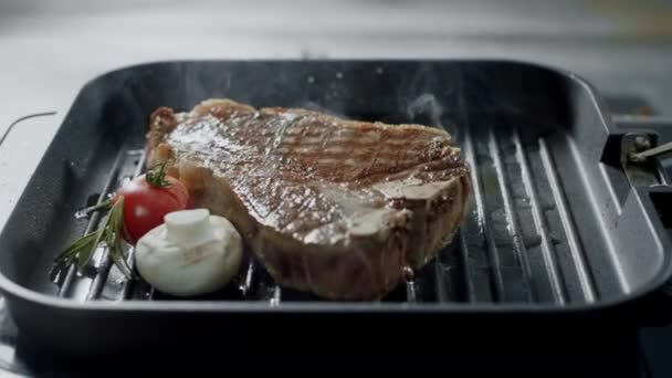 Grilla kött stekning på PANNKAKSLAGG. Närbild biff med grönsaker matlagning på grill. — Stockvideo