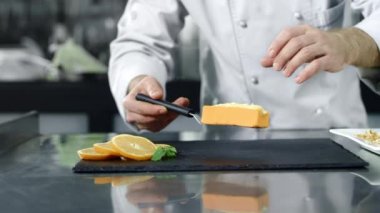 Aşçı mutfakta çöl koyuyor. Closeup şef eller pişirme kek.