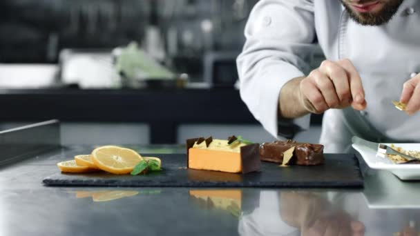 Pastel de cocina chef en el lugar de trabajo. Primer plano manos masculinas finalizando el postre . — Vídeos de Stock