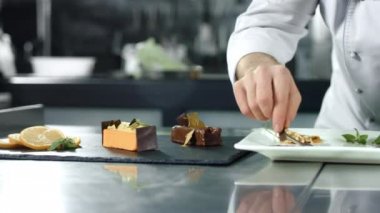 Şef mutfakta kek pişiriyor. Closeup şef dekorasyon tatlı yavaş hareket.