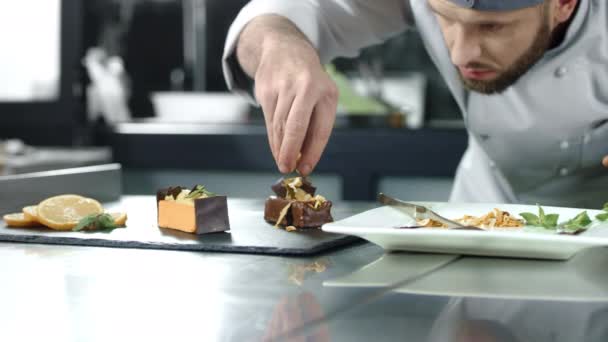 Chef-kok versieren cake in de keuken. Close-up chef-kok maken dessert in slow motion. — Stockvideo