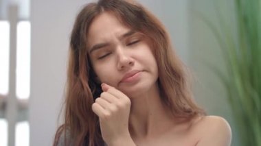 Genç bir kadın alerji ve burun spreyi sıkarken burnunun tıkandığını hisseder.