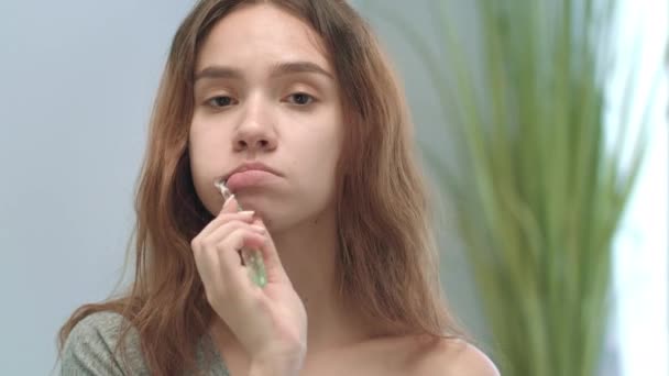 Krásná žena čištění zubů s kartáčkem a zubní pastou přední fotoaparát — Stock video