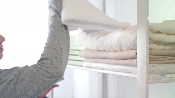 Mujer joven que toma toalla seca en el baño para lavarse la cara y mirarse en el espejo — Vídeos de Stock