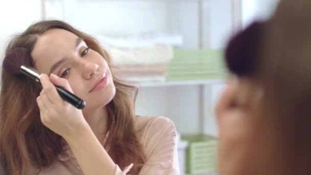 Şehvetli bir kadın sabah makyajını banyoda yaparken kozmetik fırçasıyla pudra sürüyor. — Stok video