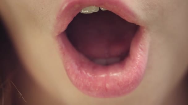 Vrouwelijk gezicht van aantrekkelijke vrouw met geopende mond. Sexy en mollige vrouwelijke lippen — Stockvideo