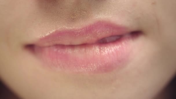 Kvinnlig ansikte sensuell kvinna bita och slicka fylliga läppar. Sexiga läppar och mun — Stockvideo