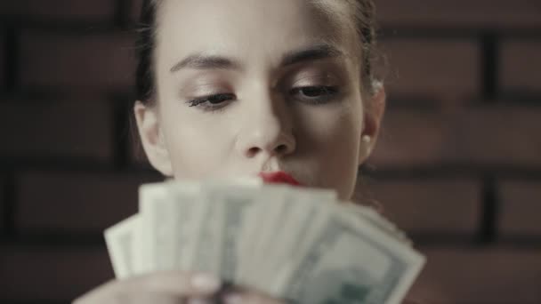 Mujer de negocios centrada contando dinero en efectivo en el fondo de la pared de ladrillo — Vídeos de Stock