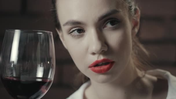 Wanita sombong dengan gelas anggur merah berpaling. Portrait woman with red wine — Stok Video