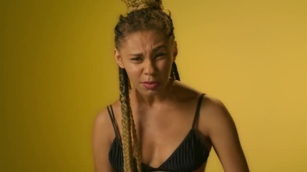 Kızgın kadın çığlık ve stüdyoda sarı duvar arka plan üzerinde küfür — Stok video