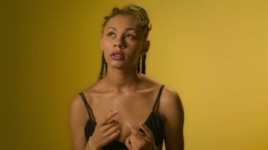 Sorunlu çözümü düşünen ve stüdyoda el leri gesturing pensive kadın