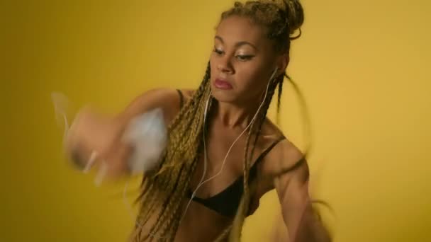 Afrikansk amerikansk kvinna lyssnar mobil musik i tyngadphone och Dancing hip hop — Stockvideo