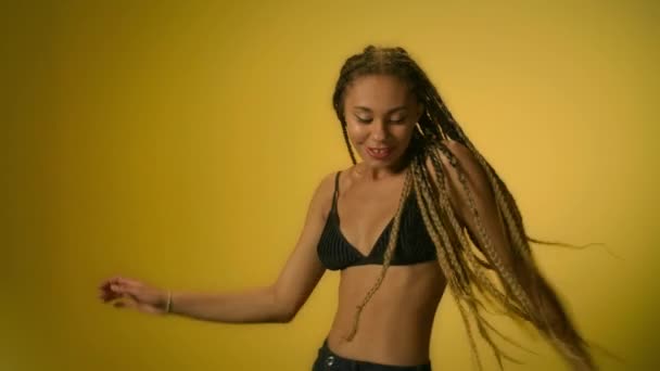 Dancer girl dancing in studio with yellow wall. African woman dancing — Stock Video