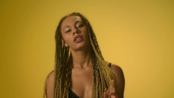 Donna attraente che morde labbra al rallentatore. Afro ragazza leccare labbra in studio — Video Stock