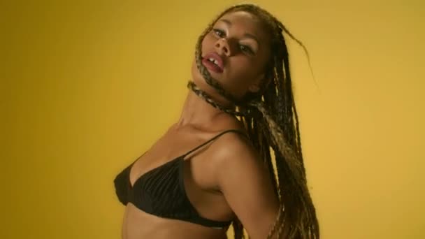 Mujer sensual sacudiendo el pelo en rastas. Afro chica bailando en cámara lenta — Vídeo de stock