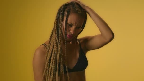 Mujer afroamericana en duda pensando y sosteniendo la cabeza y el cabello con la mano — Vídeos de Stock
