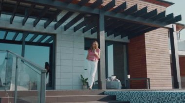 Otel verandasında akıllı telefona dokunan güzel kadın. Kadın kişi kullanım teknolojisi