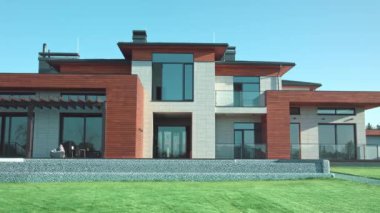 Bahçeli lüks modern villa. Özel modern ev manzarası.