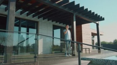 Lüks evde mobil konuşan yakışıklı adam. Mobil iletişimi kullanan kişi