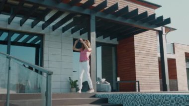 Lüks evde selfie çeken mutlu kadın. Rahat kız mobil fotoğraf çekmek