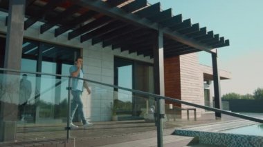 Lüks evde mobil konuşan iş adamı. Handsom adam mobil konuşuyor.