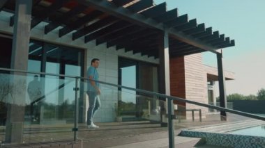 Yakışıklı adam terasta uzanıyor. Başarı yaşam tarzının keyfini çıkarın