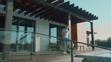 Zengin evde cep telefonu kullanan yakışıklı bir adam. Evde mobil rahatlatıcı ile Erkek patron