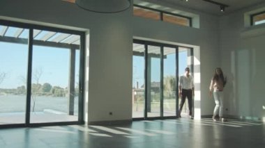 Yeni ev arayan genç bir çift. Güzel bir çift ev alıyor.