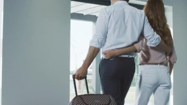 Eve çanta yla camlık lı mutlu bir çift. Bavul ile seyahat çift