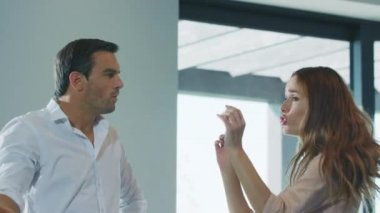 Kızgın çift laxury evde kavga. Aile çatışması. İlişki sorunu