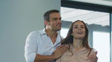 Memnun çift yeni evde kalıyor. Çift gayrimenkul keyfini çıkarın