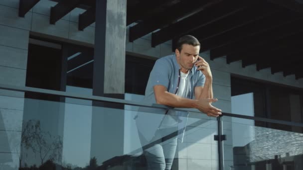 Homme d'affaires parlant téléphone portable sur la terrasse. Homme en colère parler téléphone portable . — Video