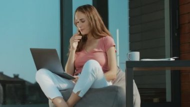 Neşeli kadın dizüstü bilgisayar açık skype konuşuyor. Skype iş konuşma