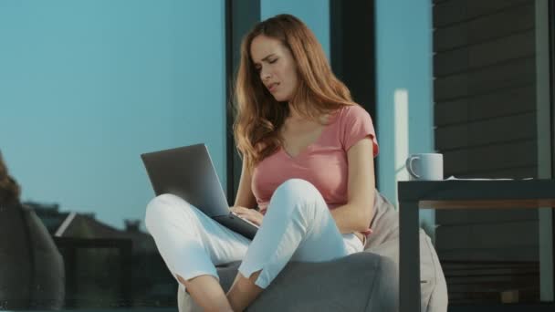 Triste mujer trabajando en el portátil de afuera. FUpset mujer usando el ordenador portátil en bagchair . — Vídeo de stock