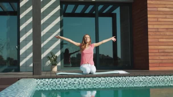 Mujer de negocios haciendo yoga en terraza de casa de lujo. Jovencita maditating . — Vídeos de Stock