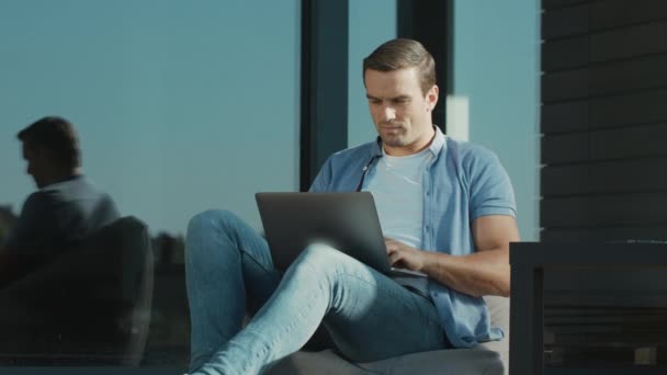 Un hombre de negocios casual cerrando el cuaderno. Primer plano hombre moderno que trabaja en el ordenador portátil — Vídeos de Stock