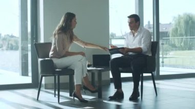 İş kadını yavaş çekimde hapşırıyor. İş adamı Tanrı sizi korusun isteyen.