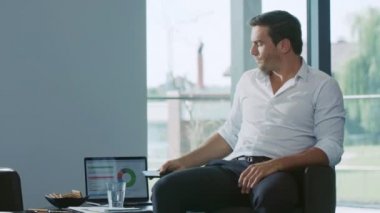 İş adamı cep telefonu arıyor. Erkek profesyonel bekleme telefon görüşmesi.