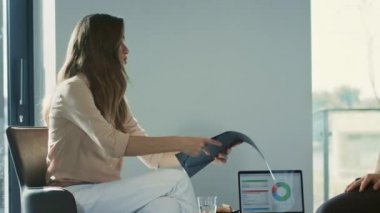 İş kadını collegue için belge gösteren. Çalışma sürecindeki iş adamları.