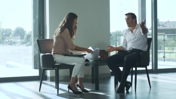 Colleagues discussing business questions. Woman throwing paper to man face — Stock Video